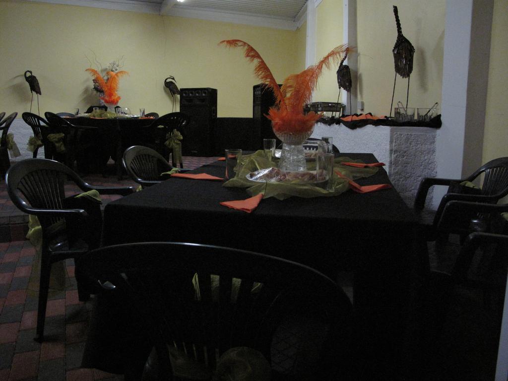 The Crescent Guesthouses - Bnb/Self Catering 다반 외부 사진