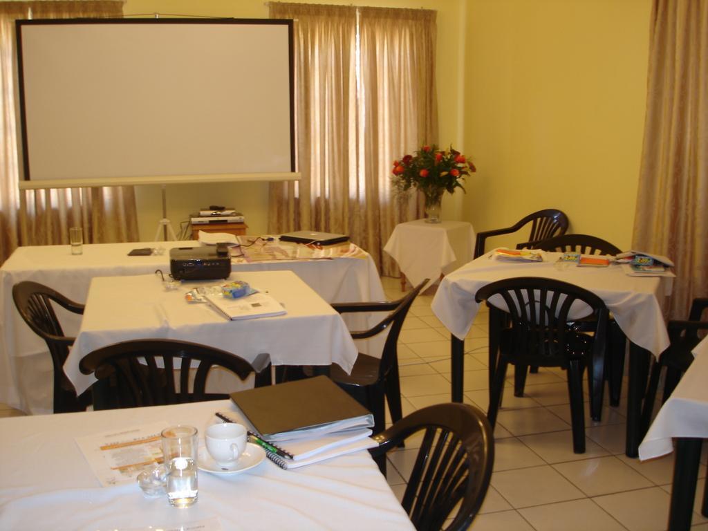 The Crescent Guesthouses - Bnb/Self Catering 다반 외부 사진
