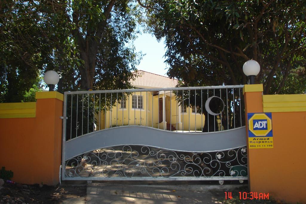 The Crescent Guesthouses - Bnb/Self Catering 다반 외부 사진