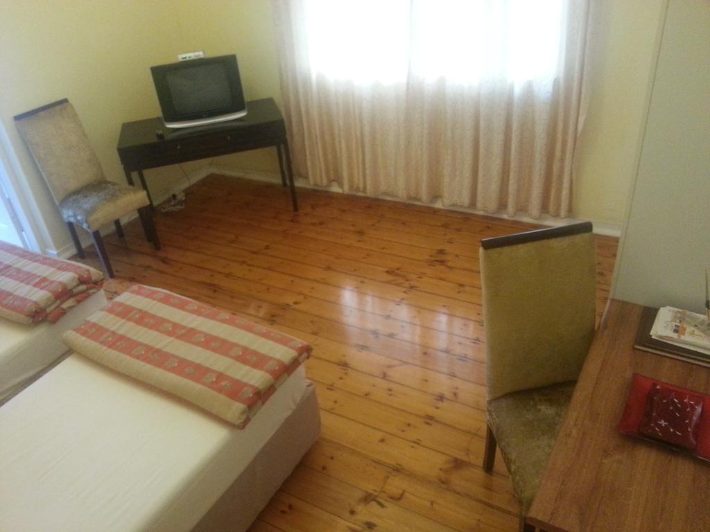 The Crescent Guesthouses - Bnb/Self Catering 다반 외부 사진