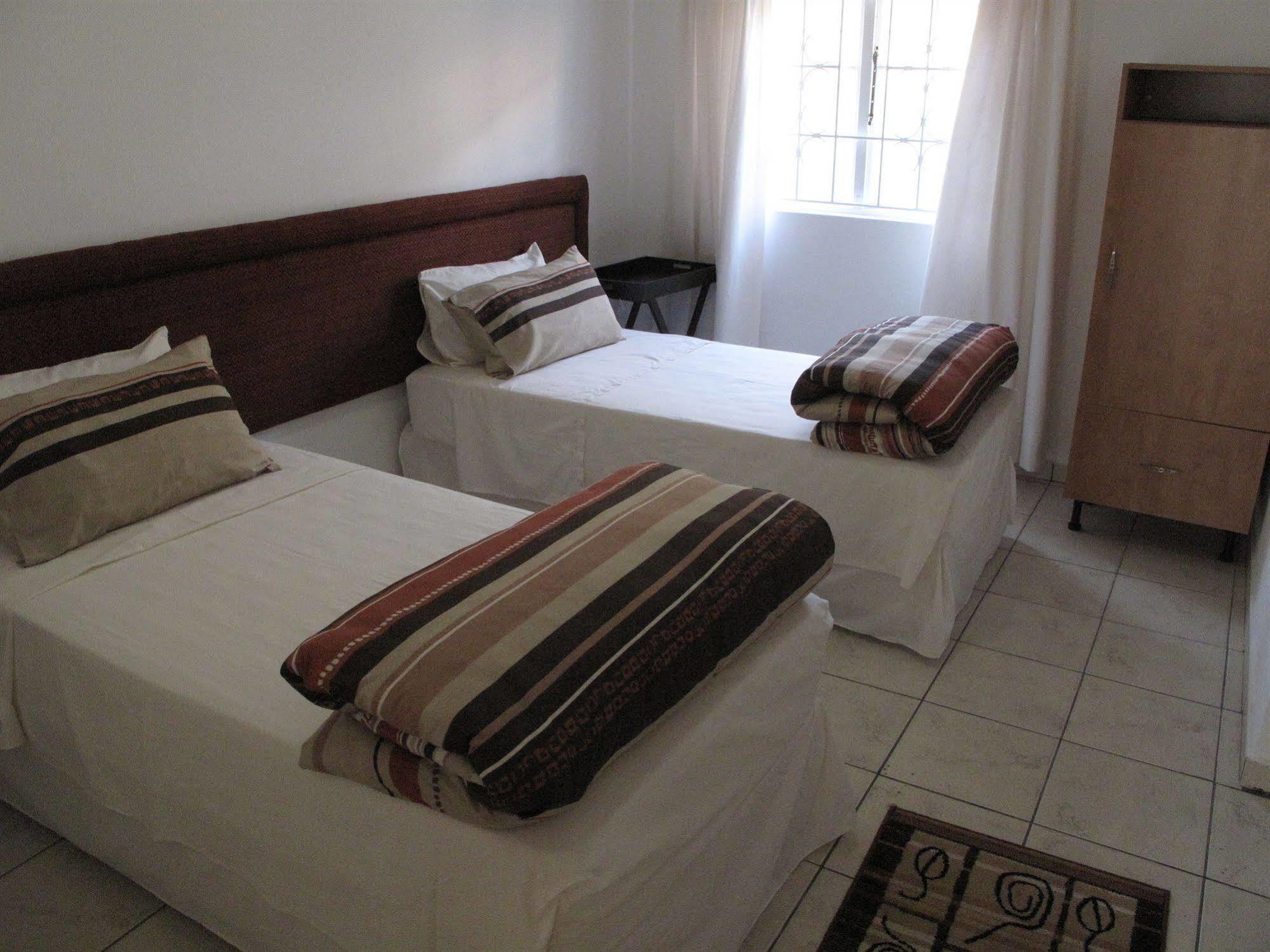 The Crescent Guesthouses - Bnb/Self Catering 다반 외부 사진