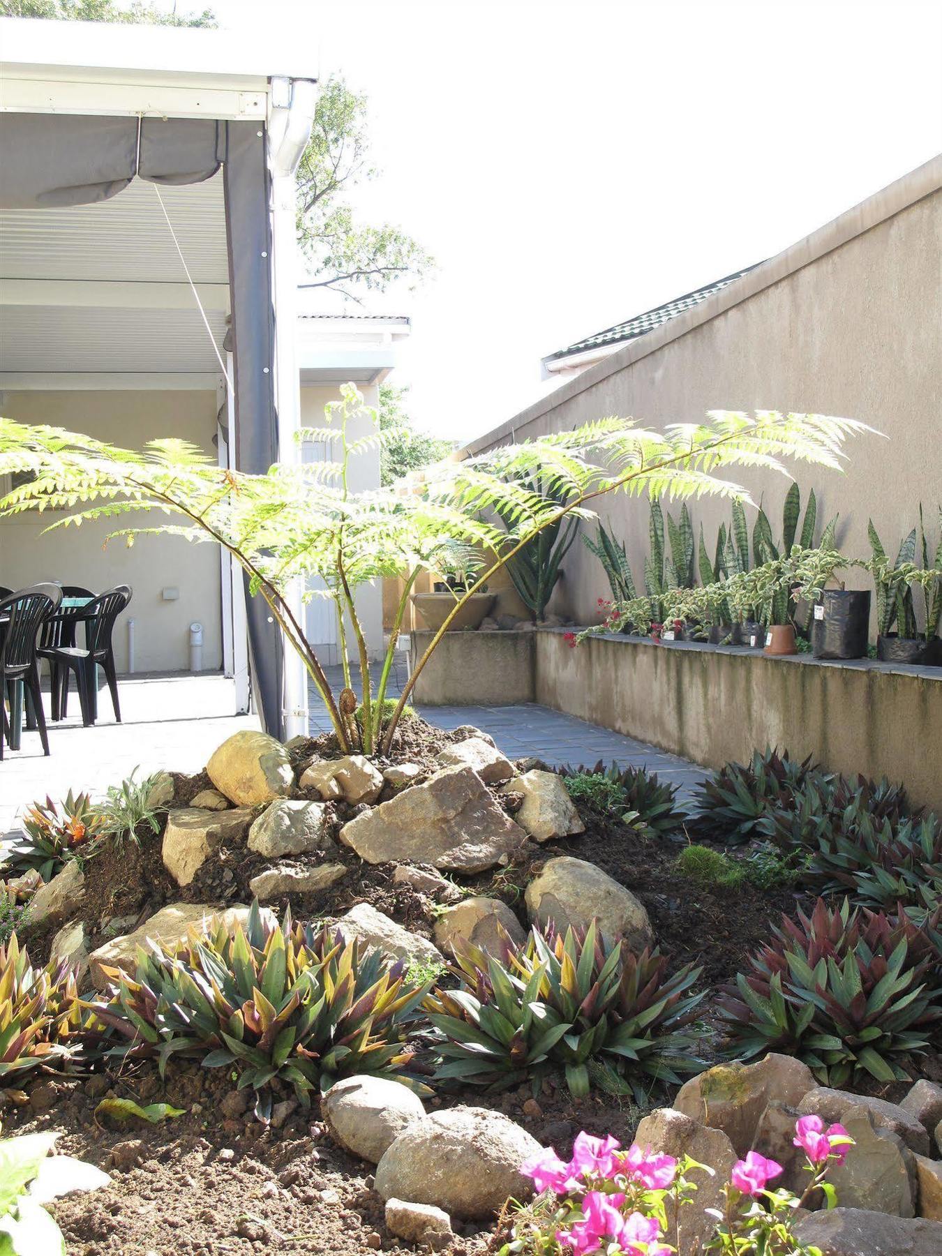 The Crescent Guesthouses - Bnb/Self Catering 다반 외부 사진
